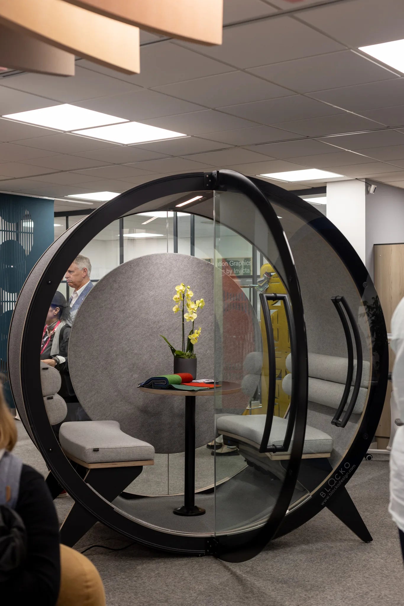 BlockO Quiet FOUR - BlockO Quiet FOUR is the most-eyecatching private seater designed for up to four people. US Design Patent Number D1047478EUIPO Certificate of registration No 008273221-0001, 008273221-0002, 008273221-0003No 015014075-0001