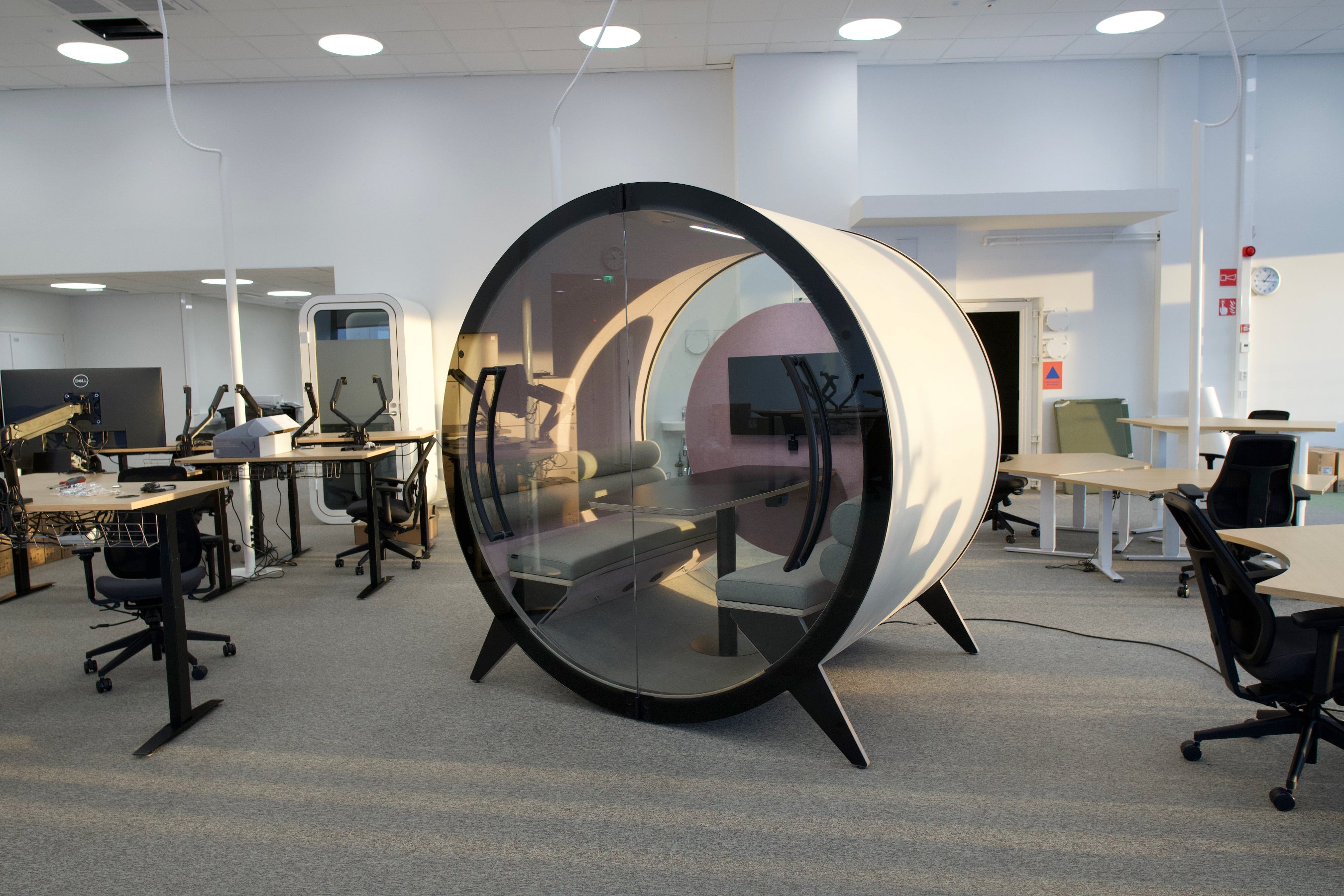 BlockO FOUR+ Quiet - BlockO FOUR+ Quiet is the most-eyecatching acoustic seater designed for up to four people. US Design Patent Number D1047478EUIPO Certificate of registration No 008273221-0001, 008273221-0002, 008273221-0003No 015014075-0001
