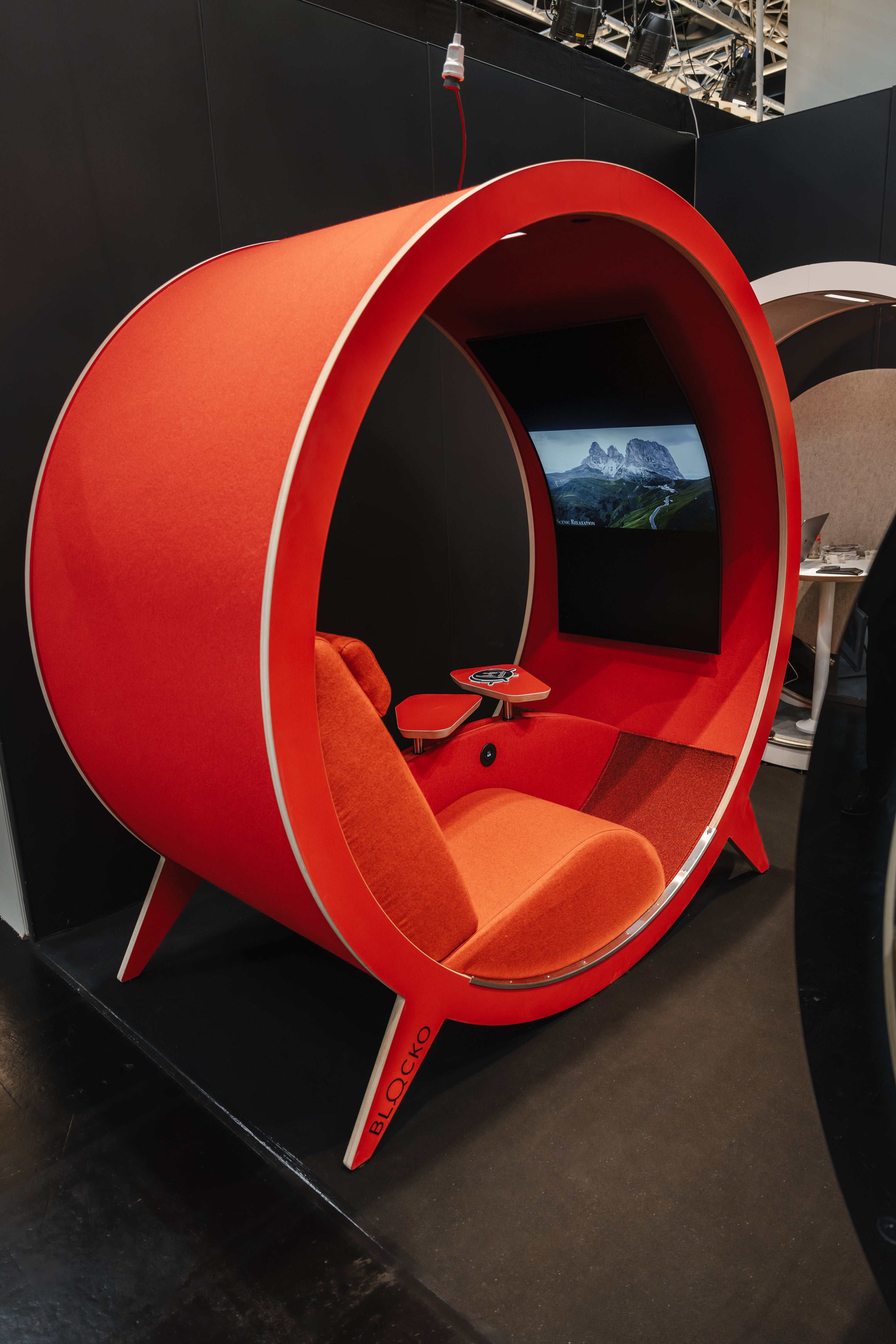 BlockO COZY - An acoustic seater designed for two people. Comfortable lounge chairs can be installed face-to-face or side-by-side. USB-C charging ports and anti-fingerprint table surfaces are included. US Design Patent Number D1047478EUIPO Certificate of